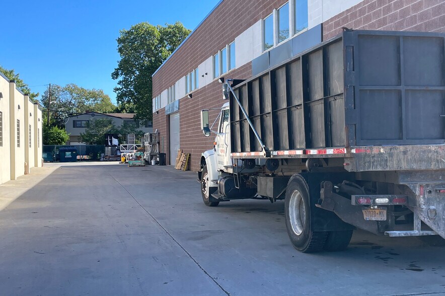 More Photos Of 21 Deforest St, Amityville Warehouse For Lease