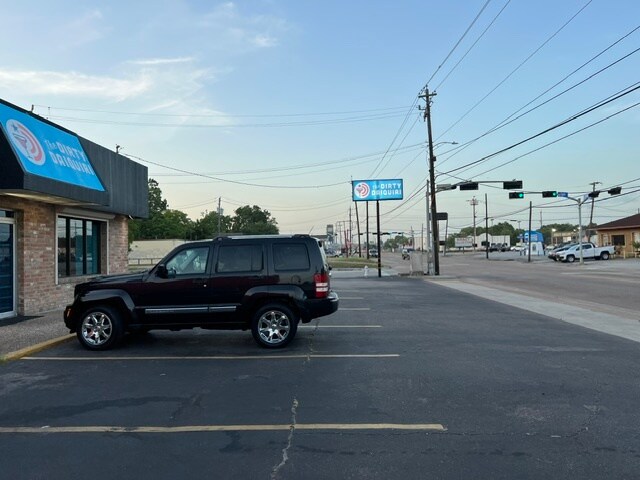 More Photos Of 2007 N Main St, Baytown General Retail For Sale