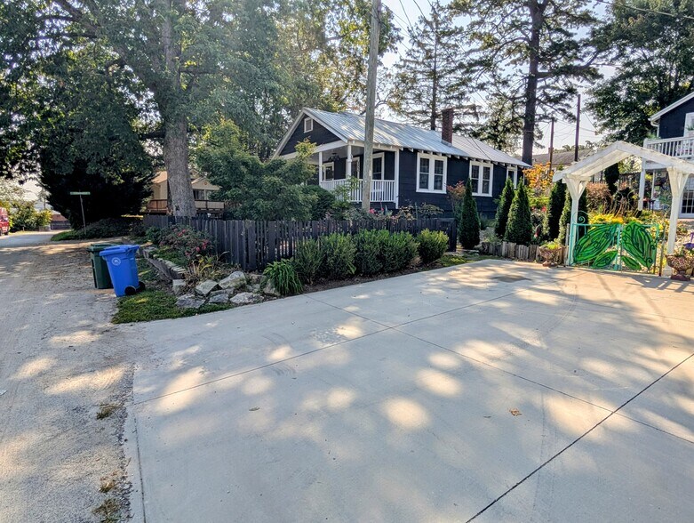 More Photos Of 302 Davis St, Hendersonville Land For Sale