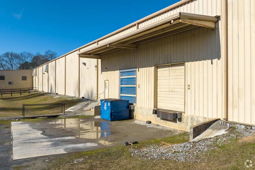 More Photos Of 715 S River Street, Calhoun Warehouse For Lease