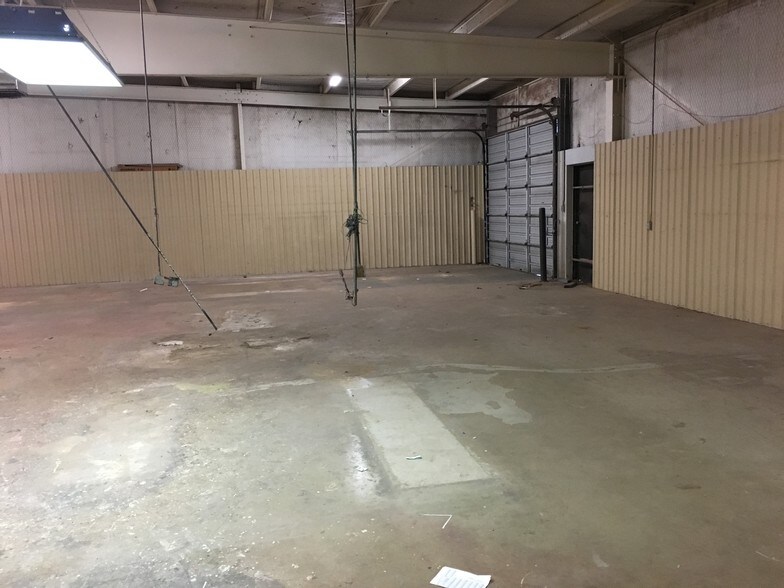 More Photos Of 2006 50th St, Lubbock Flex For Lease