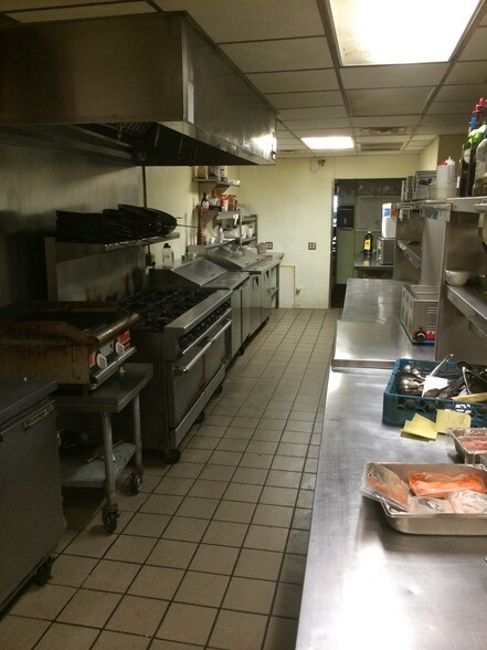 More Photos Of 128-130 N Ashley St, Valdosta General Retail For Sale