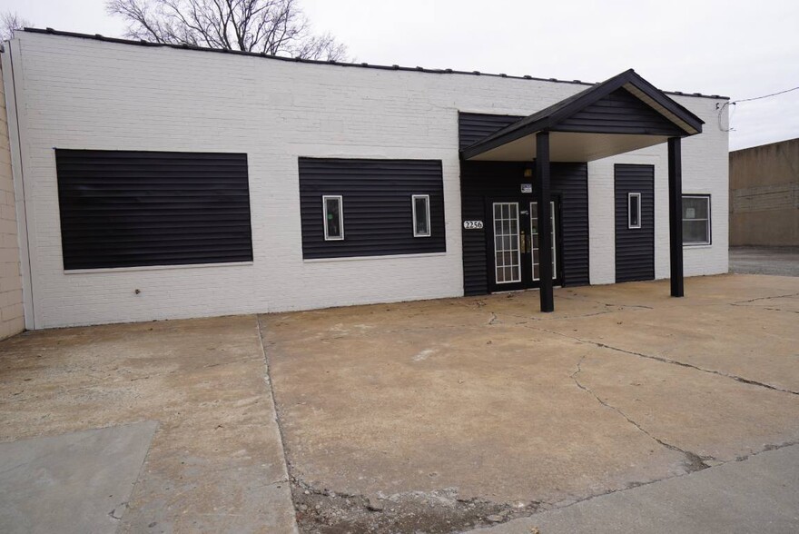 Primary Photo Of 2256 Madison Ave, Granite City Flex For Sale