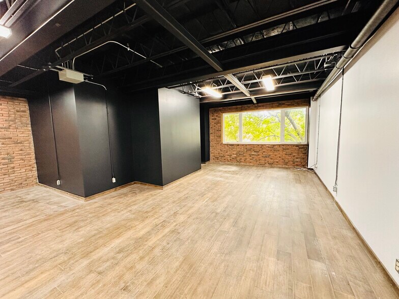 More Photos Of 391 Bank St, Ottawa Storefront Retail Office For Sale