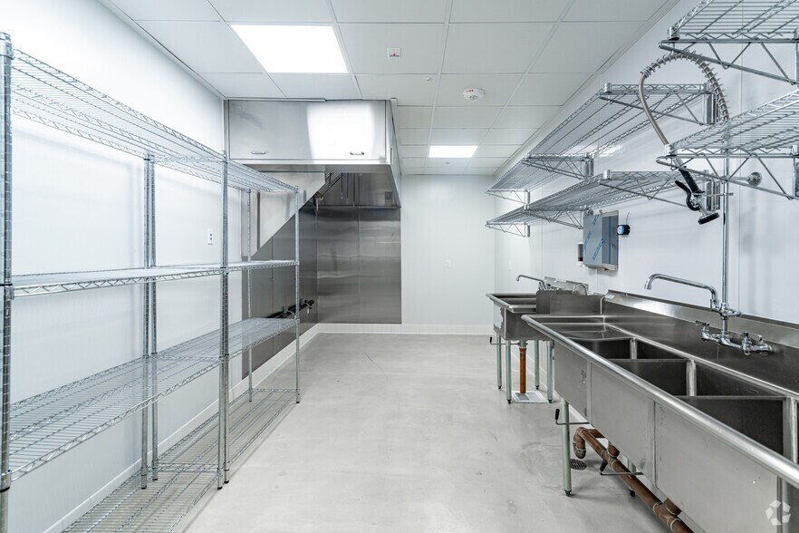 More Photos Of 16711-16725 Hawthorne Blvd, Lawndale Unknown For Lease