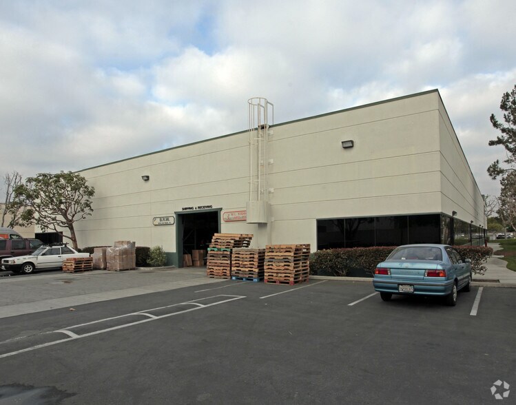 More Photos Of 2901 Daimler St, Santa Ana Warehouse For Lease