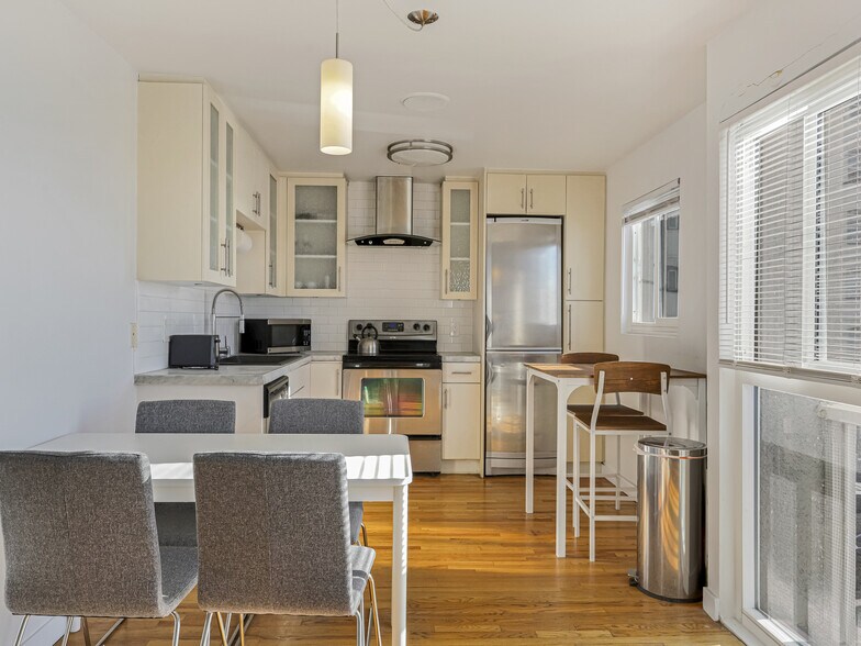 More Photos Of 14 Ozone Ave, Venice Apartments For Sale