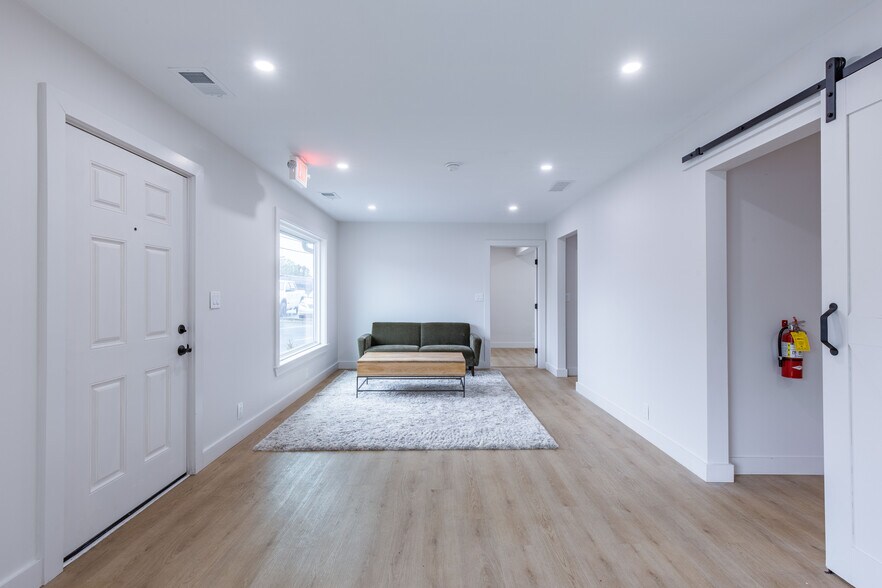 More Photos Of 1685 Lower Roswell Rd, Marietta Medical For Lease