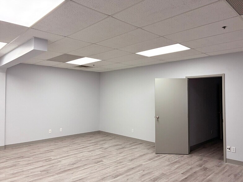 More Photos Of 5001 Crown Manor Pl, Louisville Light Distribution For Lease