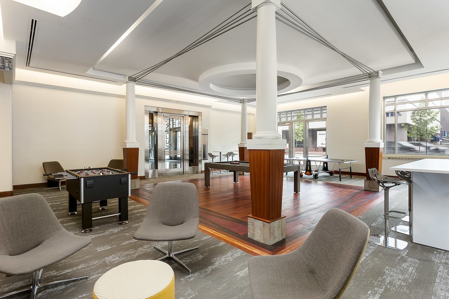 More Photos Of 400 W Market St, Louisville Office For Lease