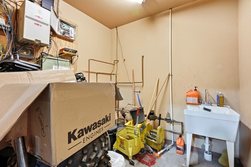 More Photos Of 1925 Aeroplaza Dr, Colorado Springs Warehouse For Lease