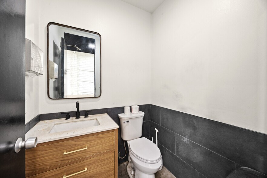 More Photos Of 2702 Saint Louis Ave, Signal Hill Warehouse For Lease