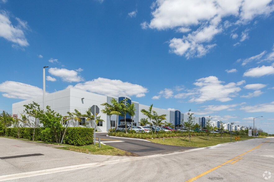 More Photos Of 1900-2176 NW 135th Ave, Doral Warehouse For Lease