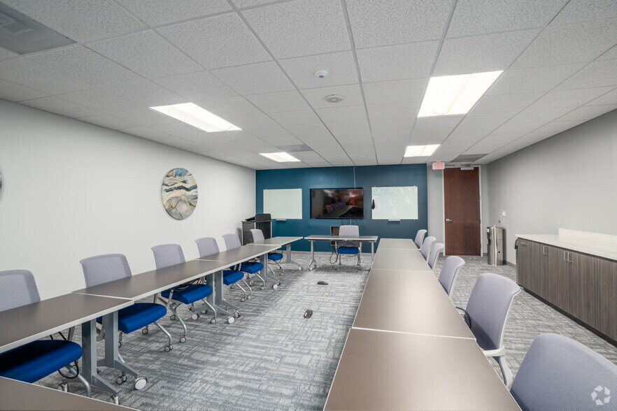 More Photos Of 2626 Glenwood Ave, Raleigh Office For Lease