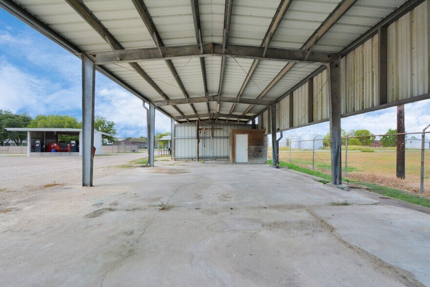 More Photos Of 1500 W Highway 6, Alvin Truck Terminal For Lease