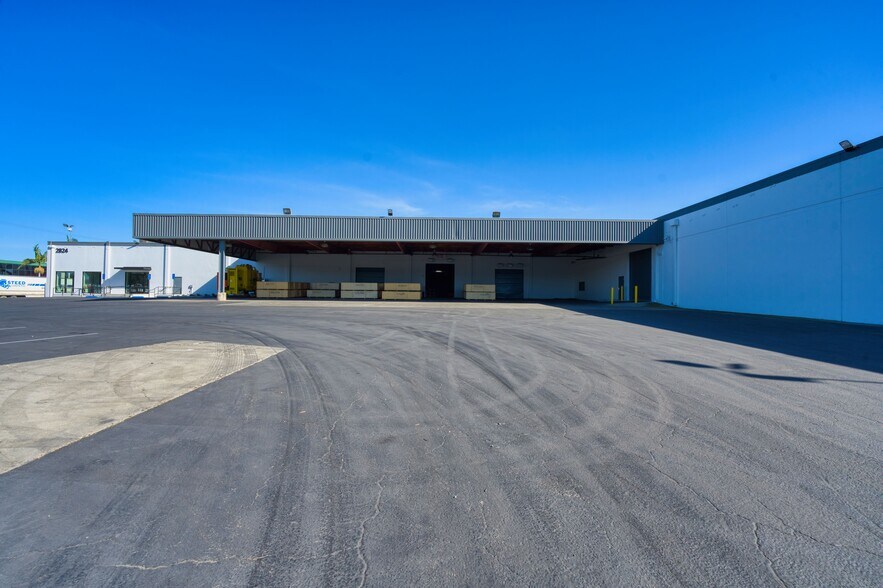 More Photos Of 2824 E 208th St, Carson Warehouse For Lease
