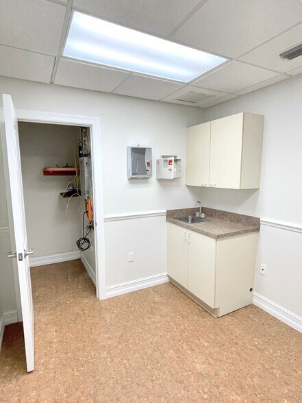 More Photos Of 15750 New Hampshire Ct, Fort Myers Medical For Lease
