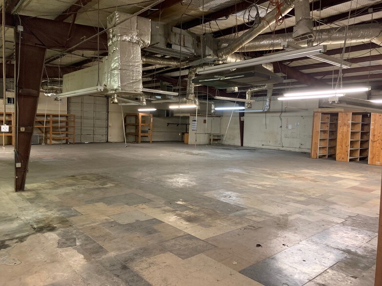 More Photos Of 223 W Danieldale Rd, Dallas Light Distribution For Sale