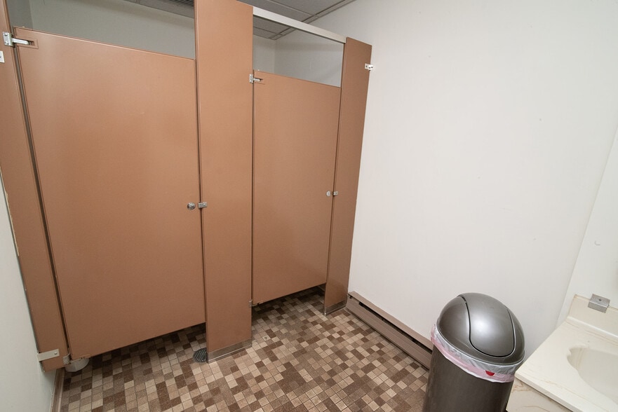 More Photos Of 245 Grandview Ave, Bellevue Light Distribution For Sale