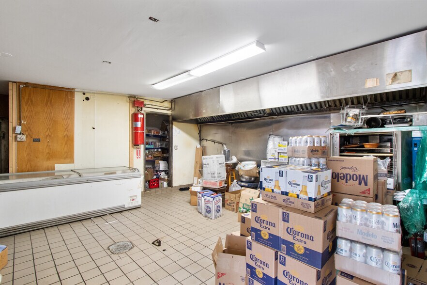 More Photos Of 96-100 South St, Oyster Bay Storefront Retail Residential For Lease