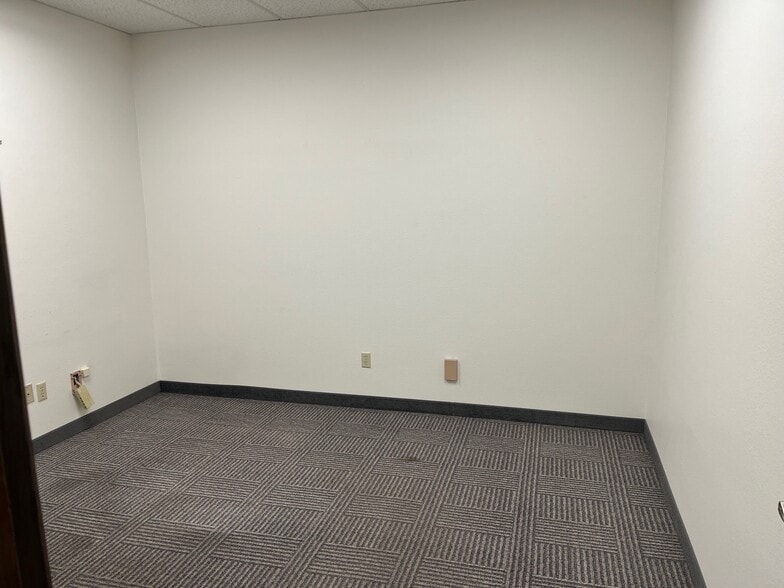 More Photos Of 100 N Morain St, Kennewick General Retail For Lease