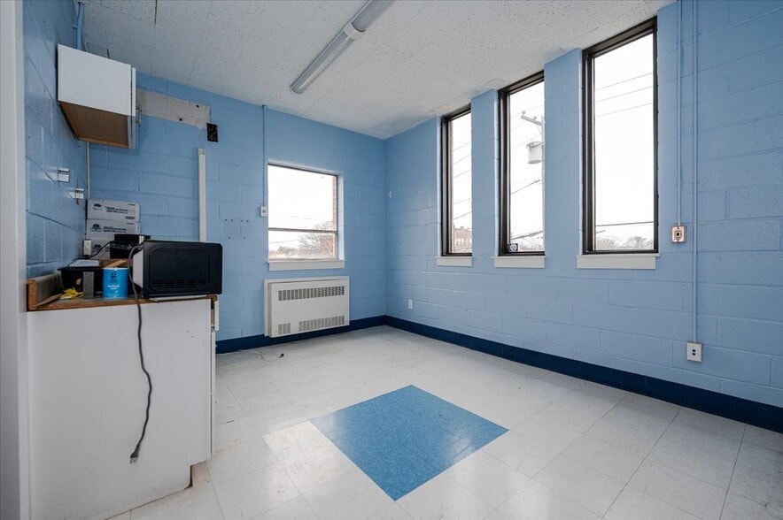 More Photos Of 90 Henry St, Inwood Office For Lease