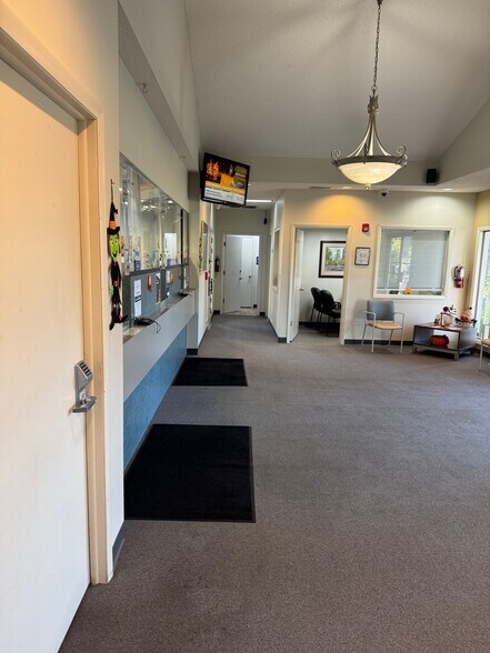 More Photos Of 6131 Atlantic Blvd, Jacksonville Bank For Lease