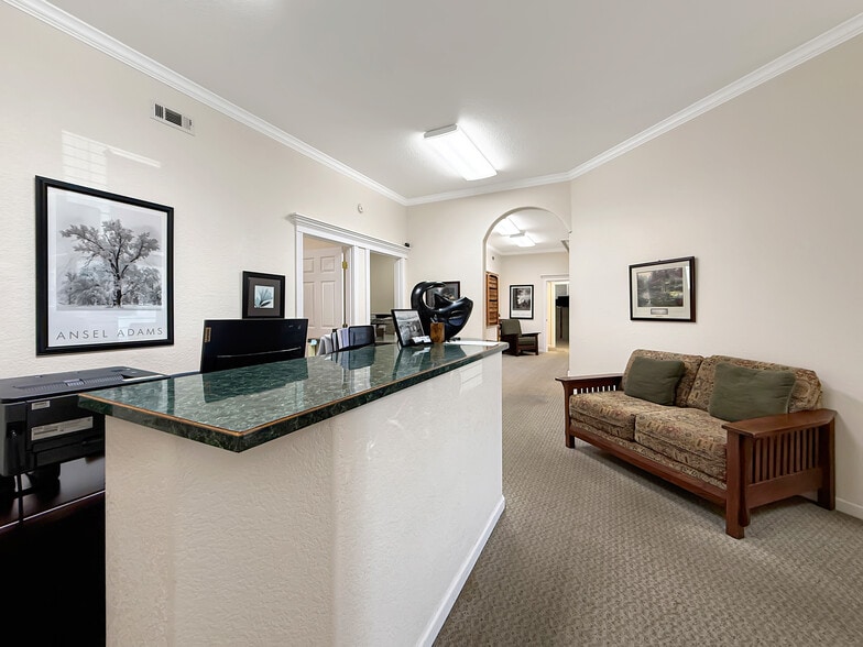 More Photos Of 624 Fleet St, Brookings Office For Sale