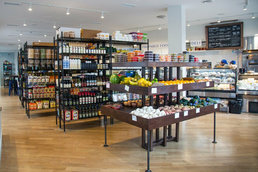 More Photos Of 4363 N Lincoln Ave, Chicago Storefront Retail Residential For Sale