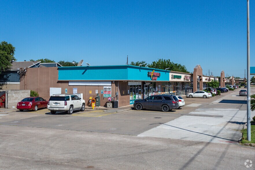 More Photos Of 15120-15164 Highway 3, Webster Storefront For Lease