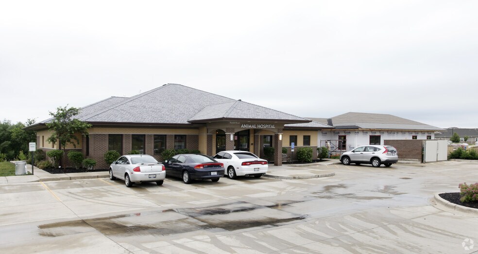 More Photos Of 1580 Carlemont Dr, Crystal Lake General Retail For Sale