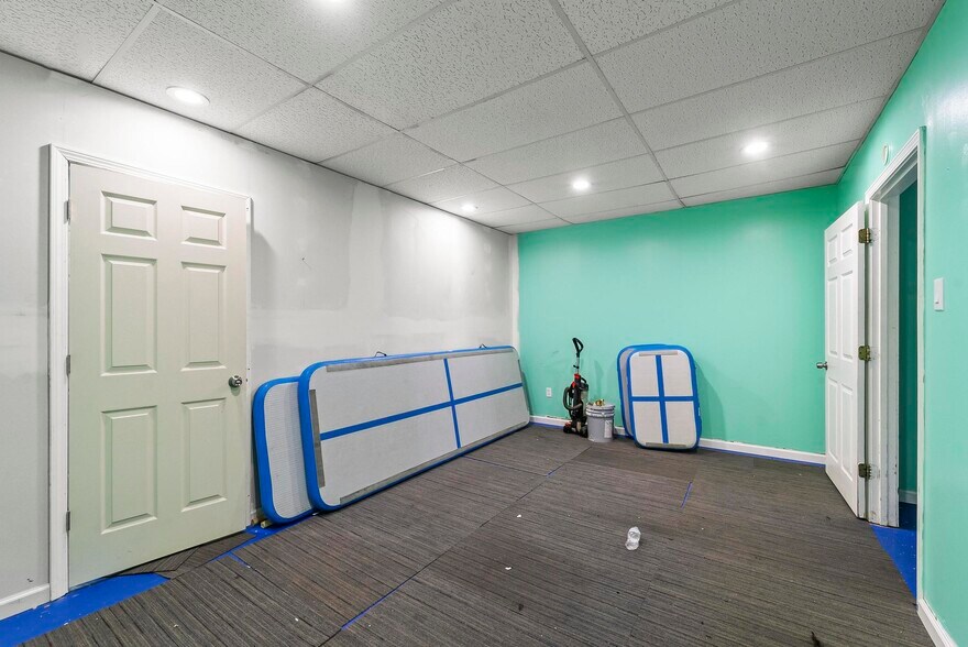 More Photos Of 909-911 Milton Rd, Alton Flex For Sale