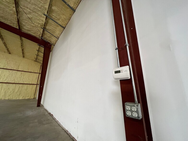 More Photos Of 1113 S 3rd St, Rogers Distribution For Lease