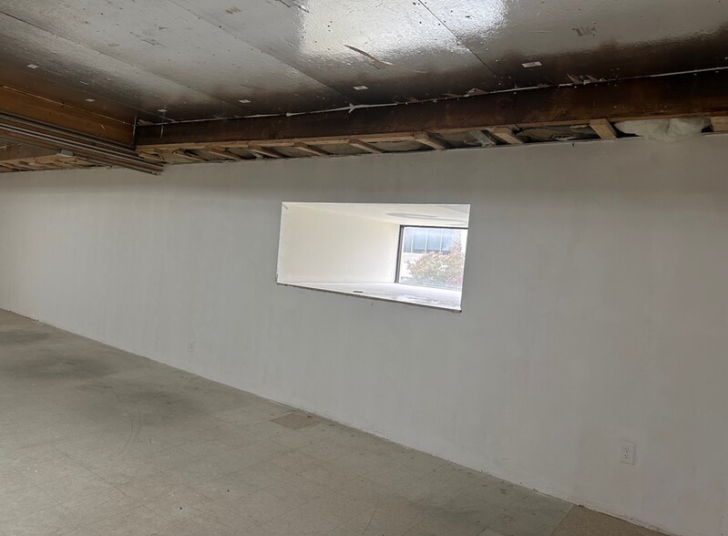 More Photos Of 21333 Deering Ct, Canoga Park Distribution For Sale