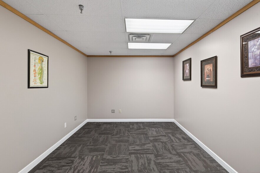 More Photos Of 1017-1023 Mainstreet, Hopkins Storefront For Lease