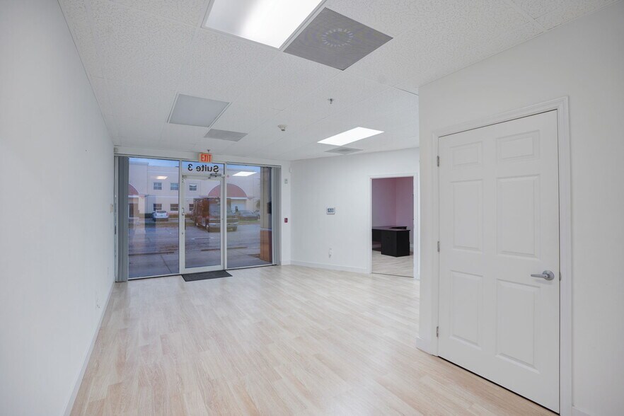 More Photos Of 787 Commerce Dr, Venice Warehouse For Lease