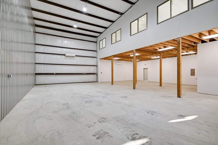 More Photos Of 10020 Darden Hill Rd, Austin Light Distribution For Lease