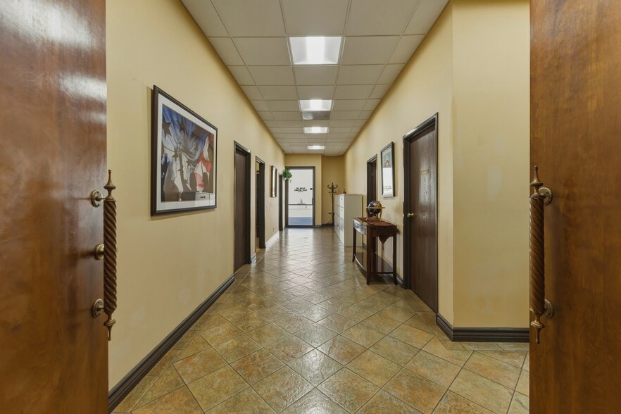 More Photos Of 2114 S Hill St, Los Angeles Office For Sale