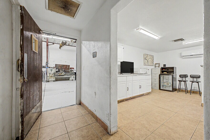 More Photos Of 3050 W 4th Ave, Apache Junction Warehouse For Lease