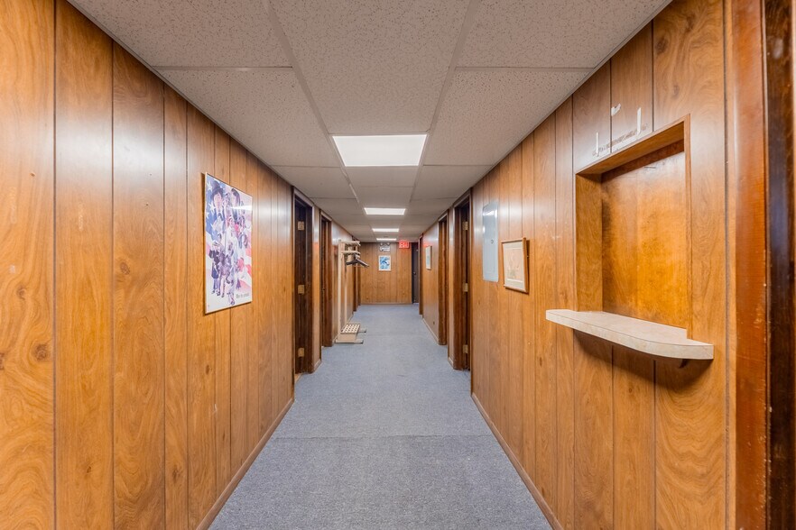 More Photos Of 5601 Victoria Dr, Oak Forest Office For Sale