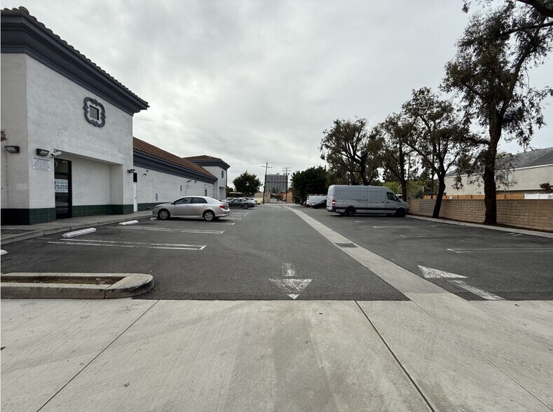 More Photos Of 560 W 19th St, Costa Mesa Unknown For Lease