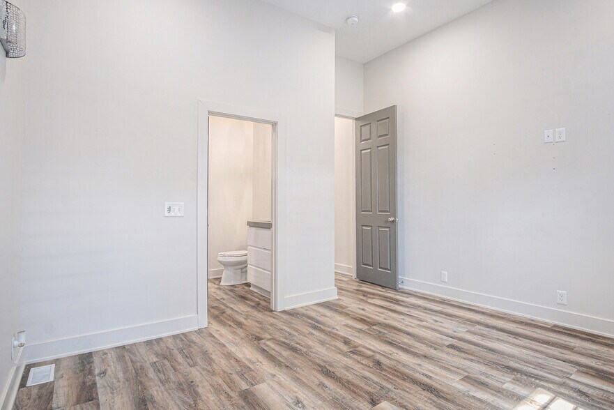 More Photos Of 2601-2603 N 45th St, Omaha Storefront Retail Residential For Sale