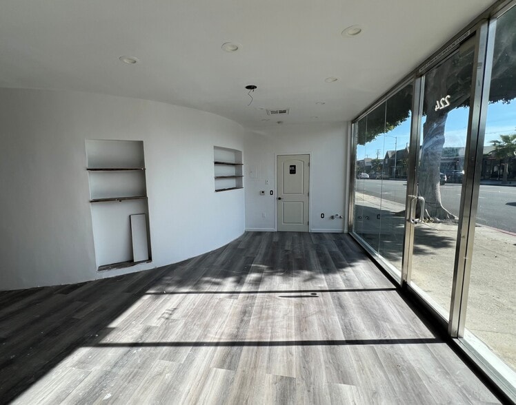 More Photos Of 224 S Robertson Blvd, Beverly Hills General Retail For Lease