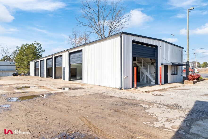 More Photos Of 5755 Old Dixie Hwy, Forest Park Manufacturing For Lease