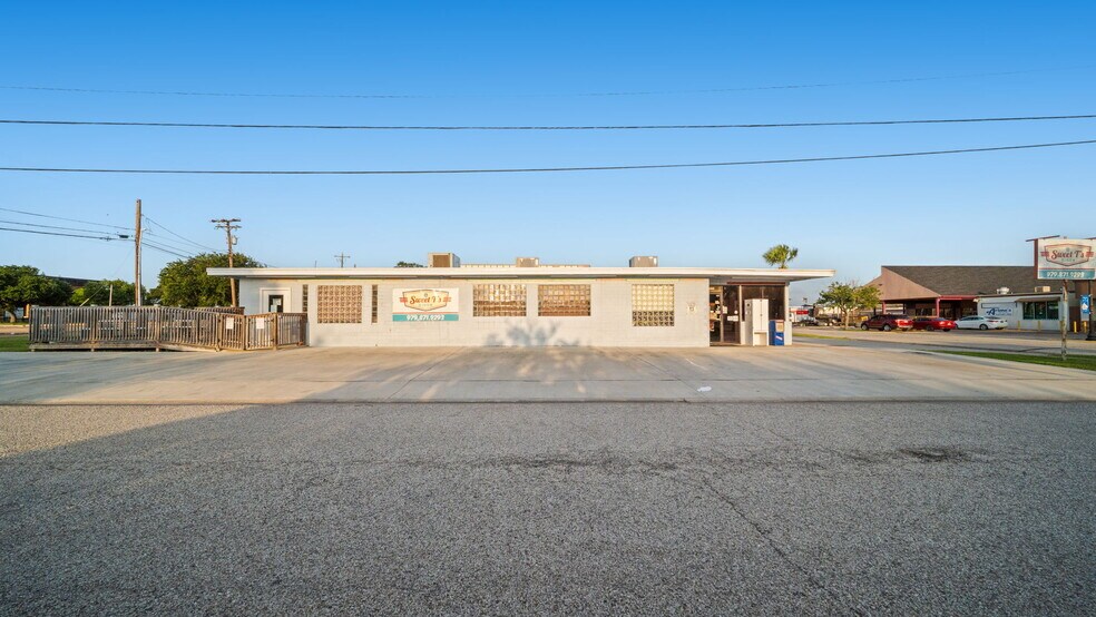 More Photos Of 230 W 2nd St, Freeport Restaurant For Sale