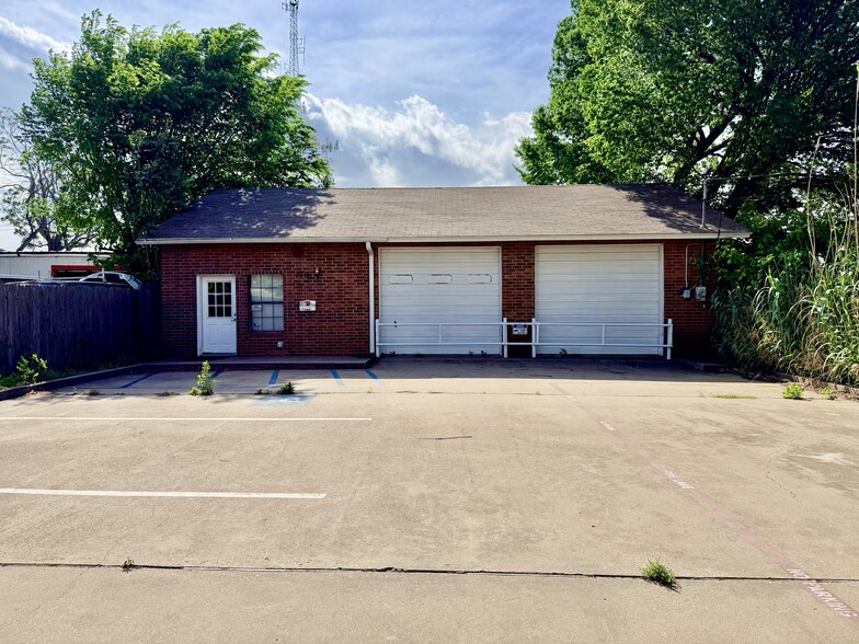 Primary Photo Of 730 Wainwright St, Denton Office For Lease