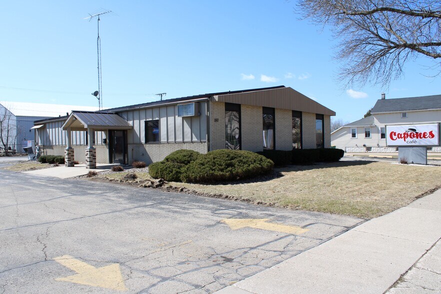 More Photos Of 160 W Scott St, Fond Du Lac General Retail For Sale