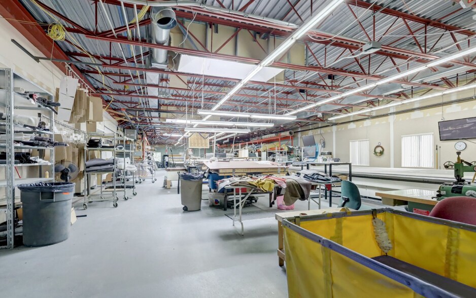 More Photos Of 299 Rue Chaput, Saint-pie Manufacturing For Sale