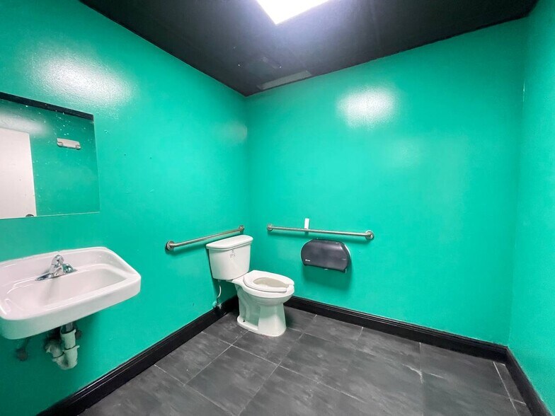 More Photos Of 7522 N Armenia Ave, Tampa Freestanding For Sale