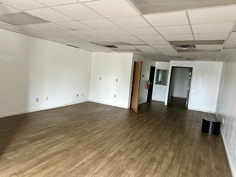 More Photos Of 6810 S Cedar St, Lansing Storefront Retail Office For Lease